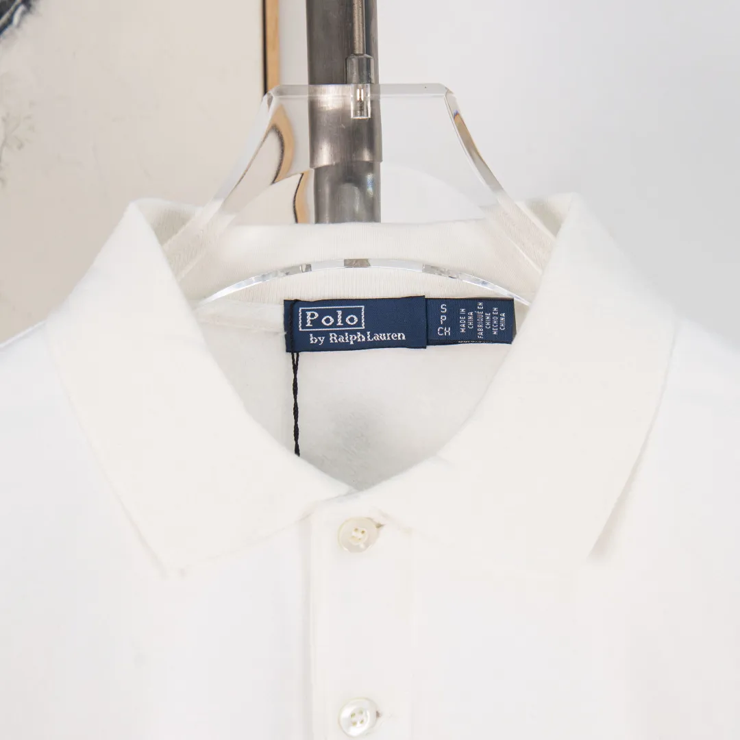 P270 zp version [Exclusive supply] Ralph Lauren/Ralph Lauren 2024AW new classic POLO collar double-button plus velvet long-sleeved sweatshirt -Original consistent 360g cotton base fabric with light grip wool cloth✅ -1X1 flat machine thickened collar 2X2 Solona fine cotton hem✅ -Original imported high-quality deep sea wide-brimmed tarot shell buckle✅ -Ralph Lauren 2024 new style The embodiment of simple classic high-end restores the classic version design Recreate the retro old-fashioned style. The base fabric is lightly woolen. The overall clothes are soft and fit well. In the South, you can wear one piece for autumn. Color: White Size: S M L XL Number: WW10732